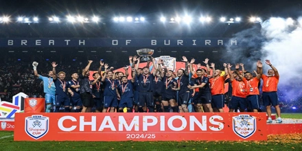 Με την πλάτη στον τοίχο η κάτοχος του τροπαίου.jpg